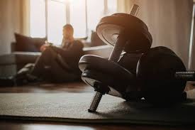 李晓旭首秀体能拉满，赛后累垮趴广告牌